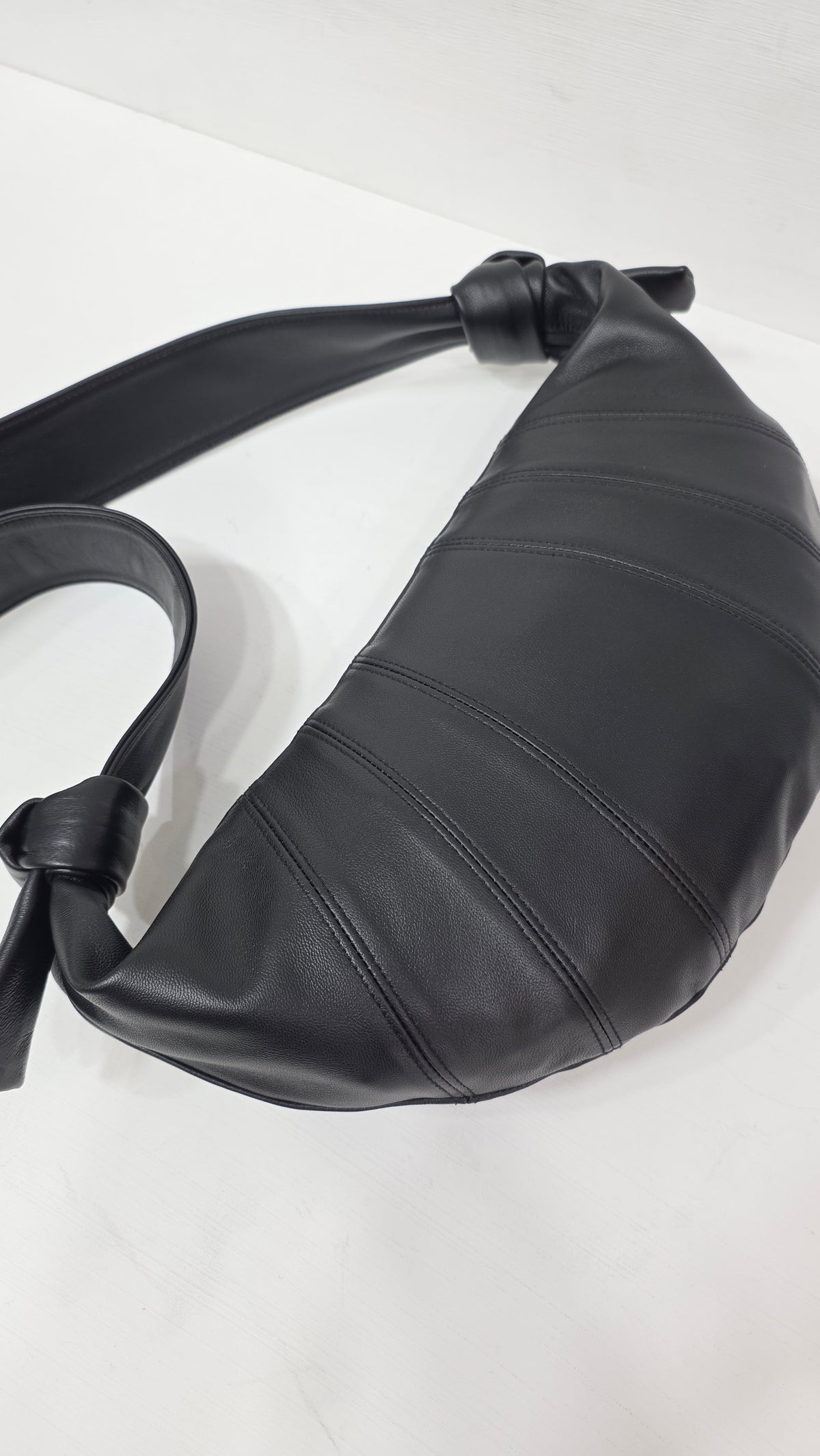 Croissant Medium Soft Black