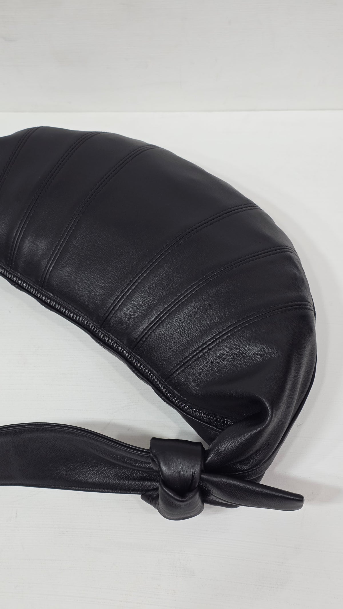 Croissant Medium Soft Black
