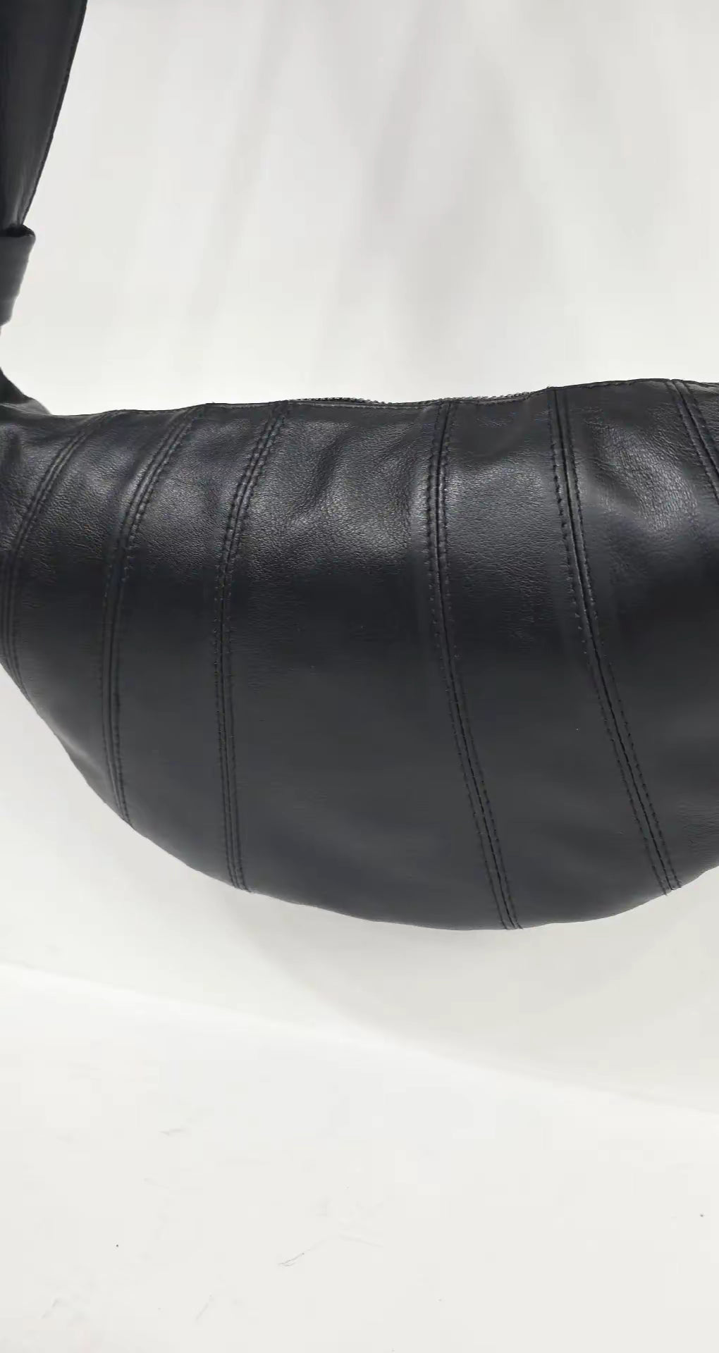 Croissant Medium Black